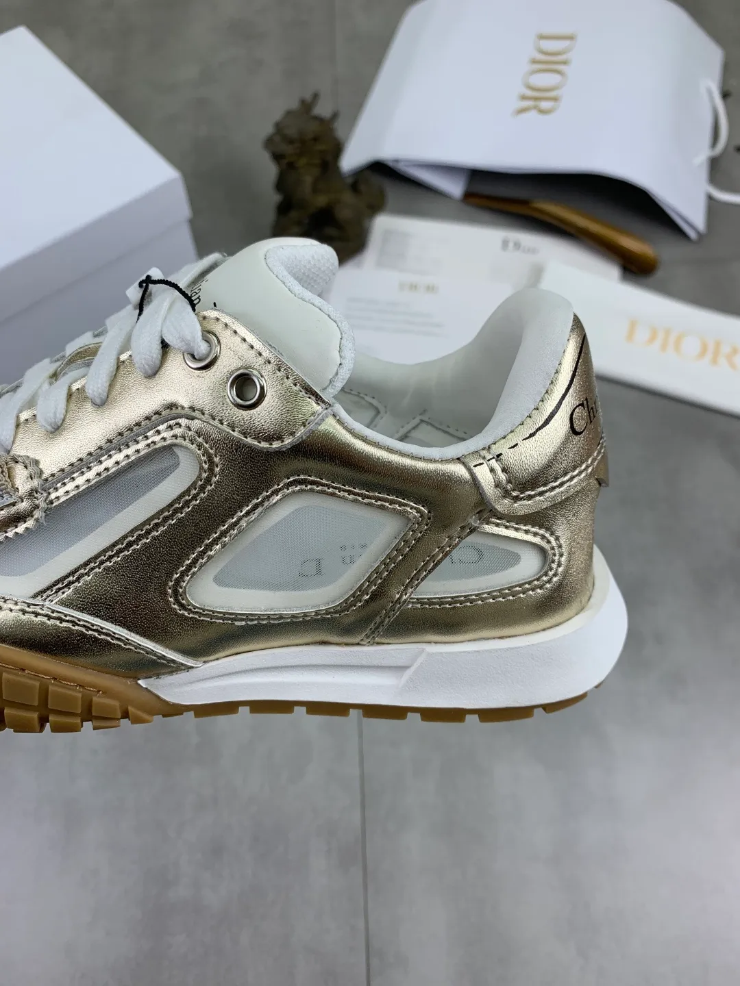 Men's men's shoes P520 new Dior Tech sneakers 2026 early spring series new products, with fashionable details, highlighting retro aesthetics. The light beige anti-suede cow leather upper is spliced ​​with apricot transparent mesh fabric on the side. The upper window edge is adhered with high-frequency flat ironing and back-pressure. It replicates the original craftsmanship, making it beautiful and comfortable without falling off. The interior is made of sheep lining of the same color, which is soft and comfortable. The heel and tongue are embellished with the Paris logo. The textured TPU soles with the same color logo. The high-end version is exquisitely packaged, adding a high-end style.  Code number: 35-46